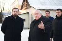 Глава района Михаил Калмыков (на фото справа) рассказывает губернатору (слева) о планах переоборудования здания для новой бани.