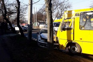 В Черкассах маршрутка столкнулась с двумя авто: есть пострадавшие