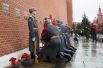 Церемония возложения цветов к могиле маршала Тимошенко у Кремлевской стены.