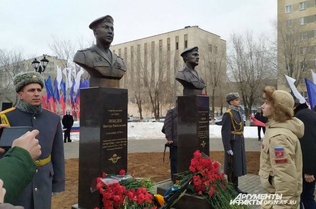 В Оренбурге открыли памятники воинам Виктору Лебедеву и Рустаму Сираеву.