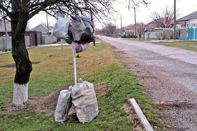 Жители Благодарного копят мусор дома и выставляют на улицу в мешках раз в неделю