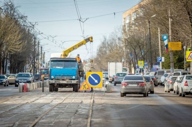 На улице Николаева разбирают трамвайные рельсы, чтобы добраться до инженерных коммуникаций.