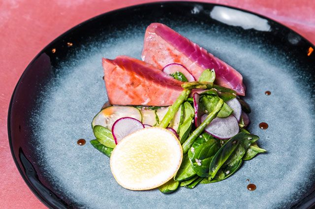 Стейк из тунца на гриле с лёгким салатом | Рецепты | Кухня | Аргументы и  Факты