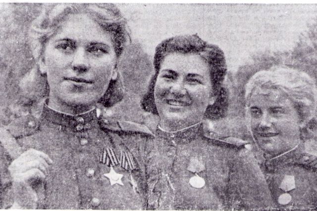 Девушки-снайперы, в центре Александра Екимова.