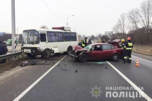 Под Черниговом авто на встречной полосе врезалось в автобус: есть жертва