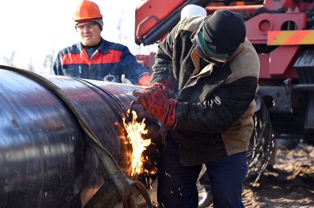 Сварщик ремонтирует участок магистрального нефтепровода «Дружба» в районе деревни Романовка в Гомельской области.