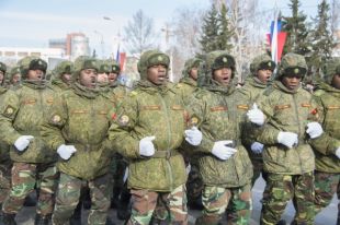 Для курсантов из Анголы морозы нипочём. У них строевая песня-танец.