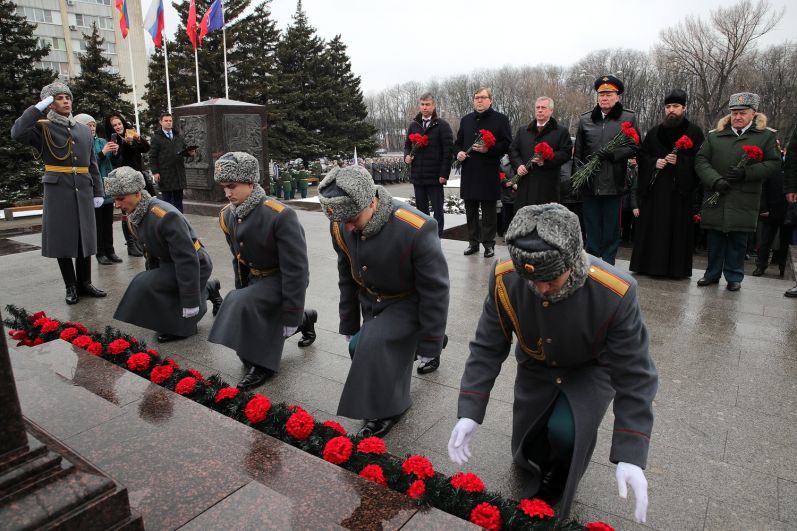 Возложение гирлянды славы