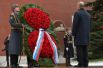 Президент РФ Владимир Путин на церемонии возложения венка к Могиле Неизвестного Солдата в Александровском саду в День защитника Отечества.