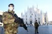 Военные в масках возле собора Дуомо, закрытого из-за вспышки коронавируса, Милан.