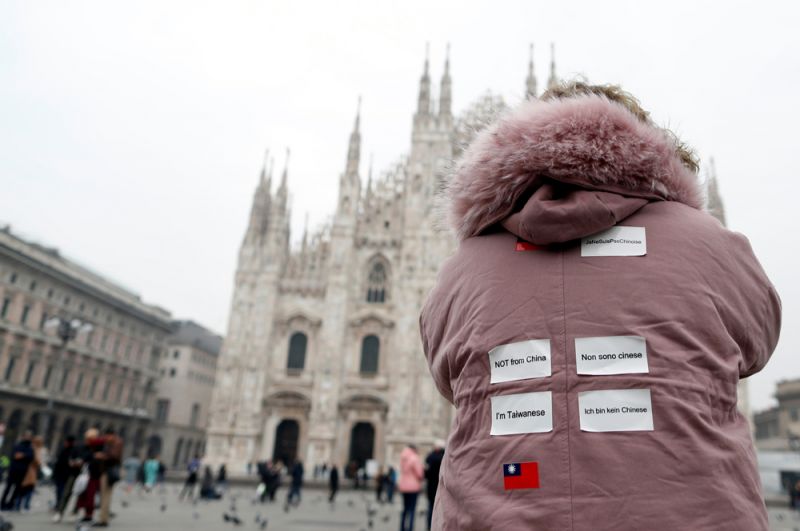 Турист из Тайваня c наклейками «Не из Китая» на спине, Милан.
