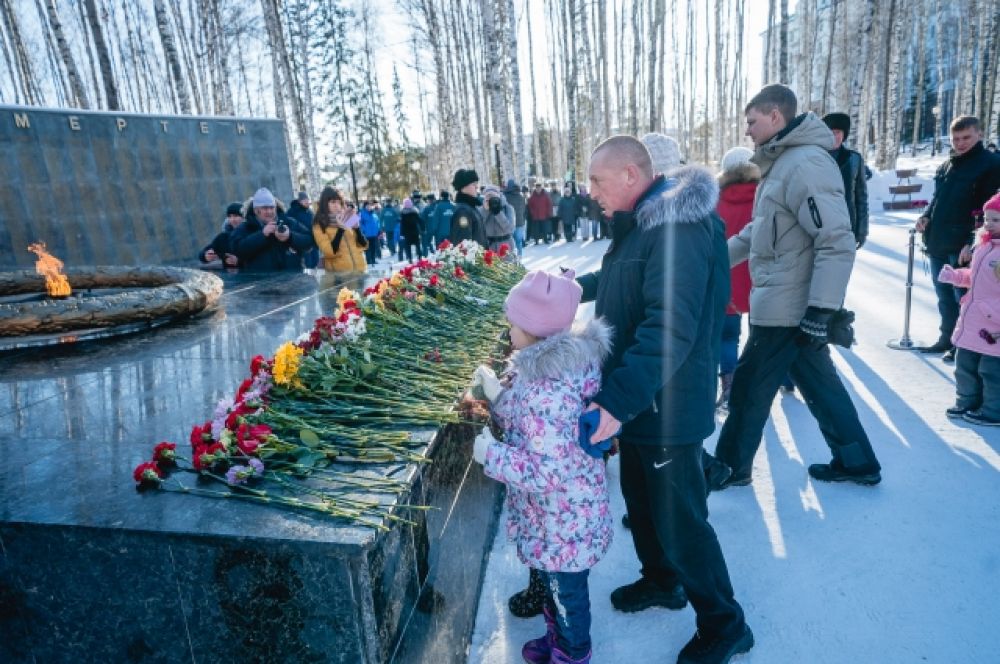 После чего участники церемонии возложили цветы к Вечному огню мемориала Славы