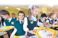 По опросам, каждый третий московский ученик и завтракает, и обедает в школе.