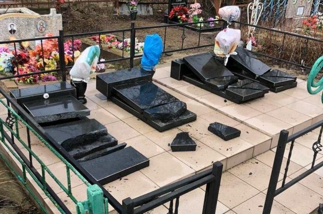 В Николаевской области школьницы повредили надгробные плиты на кладбище 