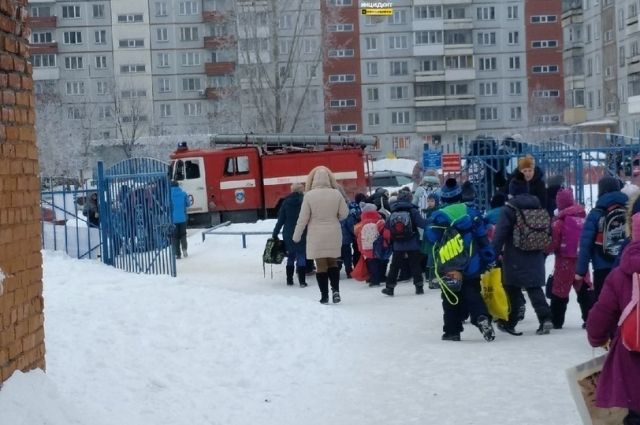 Новосибирских школьников массово эвакуируют из учебных заведений из-за угроз о минировании.