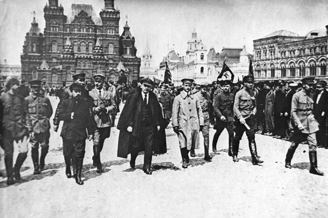 В.И. Ленин с группой командиров 25 мая 1919 года на фоне Исторического музея.