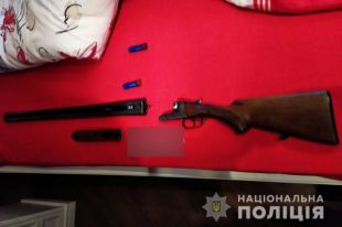 В Киевской области мужчина убил мать и закрылся у себя в доме
