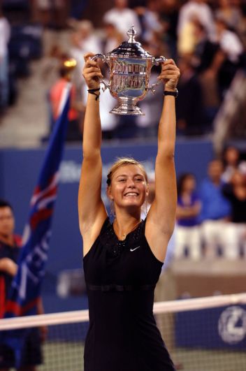 Шарапова с кубком Открытого чемпионата США по теннису, 2006 год.