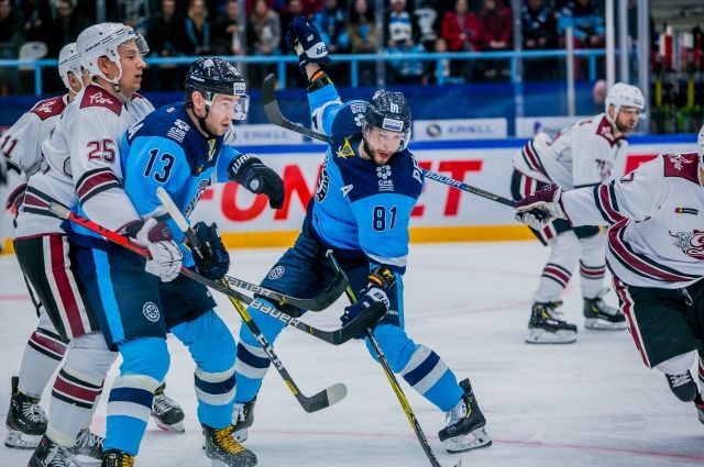 Хоккейная «Сибирь» выиграла у «Динамо» из Риги со счетом 4:2.