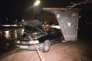 В Киеве произошла авария с участием двух автомобилей, есть пострадавшие