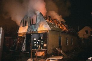 В Киеве вспыхнул и сгорел дотла дом с двумя автомобилями