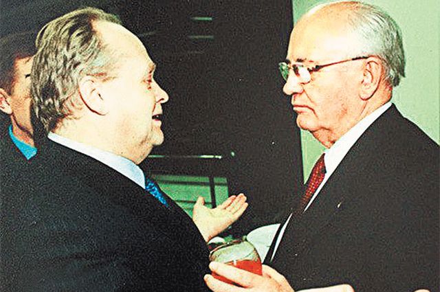 «Михаил, ты неправ!» На фото: главный редактор и его главный оппонент – президент СССР в отставке Михаил Горбачёв, 1990-е гг.