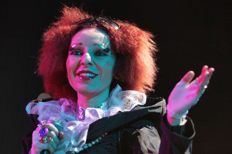 Жанна Агузарова на сцене «Олимпийского» во время концерта, посвященого 50-летию Гарика Сукачева, 2009 год.