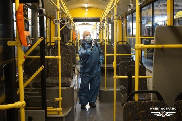 В Киеве проводят дезинфекцию наземного и общественного транспорта 