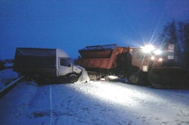 Сегодня рано утром в Убинской районе Новосибирской области произошло два ДТП на одном и том же участке дороги.