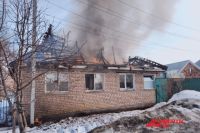 В Оренбурге на улице Ноябрьской произошло возгорание дома №2.