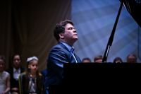 В Оренбурге Денис Мацуев вручил стипендии юным музыкантам.