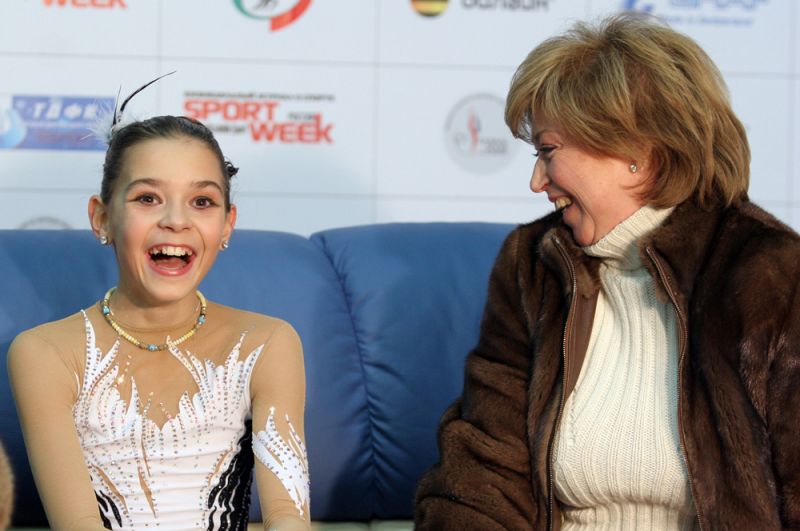 Фигуристка Аделина Сотникова, занявшая 1-е место на чемпионате России по фигурному катанию, и ее тренер Елена Водорезова. 2008 год.