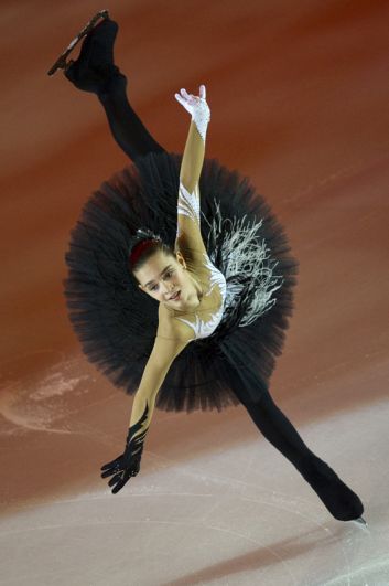 Аделина Сотникова, чемпионка России 2009 года в женском одиночном катании выступает в показательных выступлениях на пятом этапе серии Гран-при по фигурному катанию Cup of Russia. 2010 год.