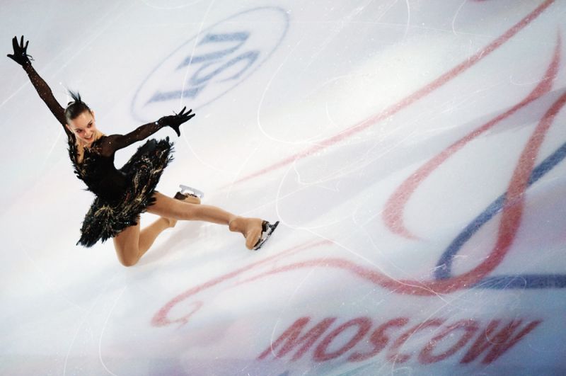 Российская фигуристка Аделина Сотникова принимает участие в показательных выступлениях на чемпионате мира по фигурному катанию в Москве. 2011 год.