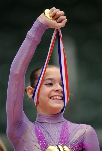 Российская фигуристка Аделина Сотникова, победившая в финале юниорского Гран-при по фигурному катанию, на церемонии награждения. 2010 год.