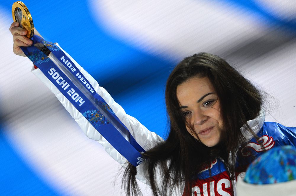 Аделина Сотникова, завоевавшая золотую медаль на соревнованиях по фигурному катанию в женском одиночном катании, во время медальной церемонии XXII зимних Олимпийских игр в Сочи. 2014 год.