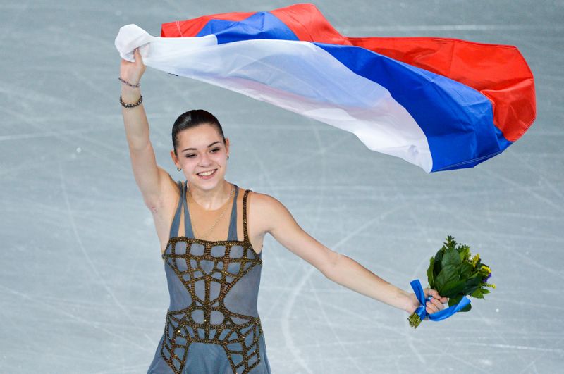 Аделина Сотникова, завоевавшая золотую медаль на соревнованиях по фигурному катанию в женском одиночном катании на XXII зимних Олимпийских играх в Сочи, во время цветочной церемонии. 2014 год.