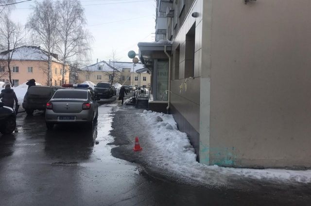 В одном из дворов Советского района Новосибирска водитель совершил наезд на девочку.
