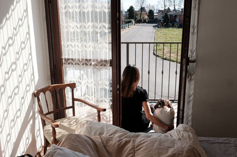 Сан-Фьорано — еще один город в Ломбадии, закрытый на карантин. Кьяра Зуддас и ее двухлетняя дочь Бьянка сидят на балконе своего дома, глядя на пустые улицы города.