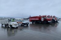 После успешной посадки пассажиры и члена экипажа были доставлены в аэровокзал аэропорта Перми.