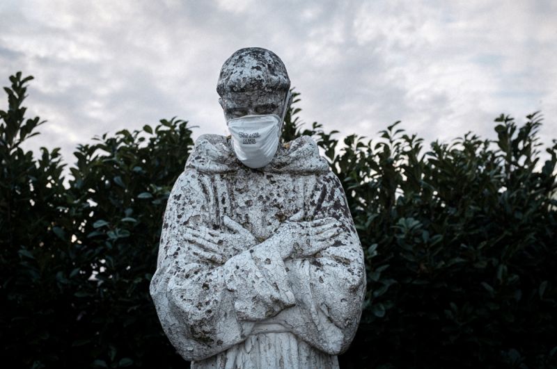 Маска на лице статуи Святого Франциска в Сан-Фьорано.