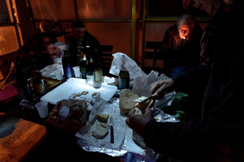 Жители «красной зоны» собираются вечером вместе, приносят еду и вино, никто не носит защитных масок.