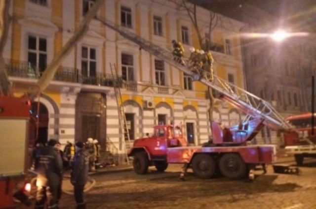 В центре Одессы горел жилой дом: пострадал спасатель