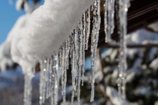 В мэрии отметили, что из-за переменчивой погоды возможно образование наледи, сосулек на зданиях.