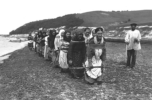 Женщины-бурлаки тянут плоты по реке Суре. 1910 год.