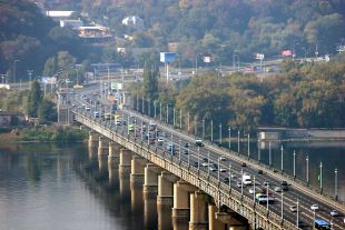 На мосту Патона прорвало теплотрассу