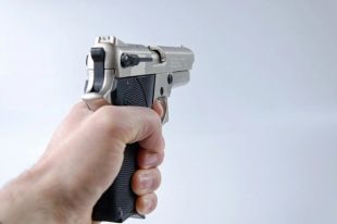 Мужчину будут судить не только за убийство, но и за незаконное приобретение и ношение оружия.