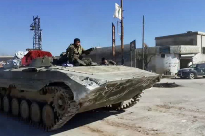 Солдаты сирийской армии продвигаются по городу Кафр-Набаль, Сирия.
