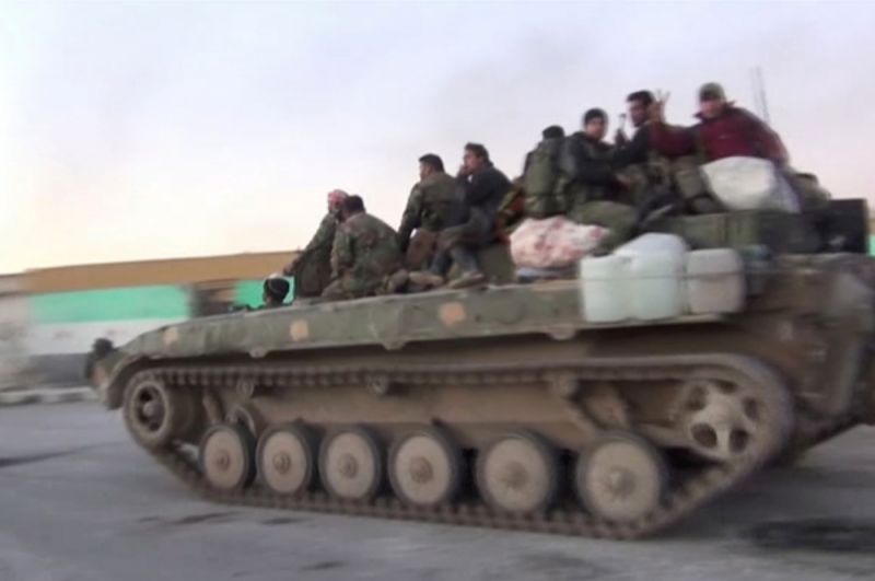 Солдаты сирийской армии продвигаются по городу Кафр-Набаль, Сирия.