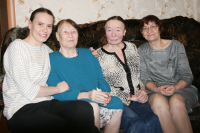 Дочери (в центре) и внучки хранят память о своём Победителе – матросе Афанасьеве.